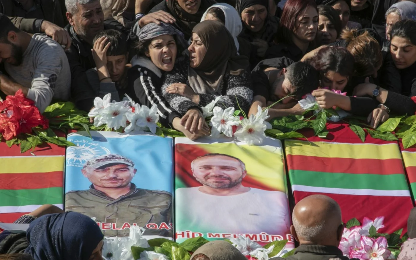 Des proches pleurent les onze personnes tuées lors de frappes aériennes turques dans la province de Hassaké, dans le Nord-Est de la Syrie, le 21 novembre 2022 (AFP/Gihad Darwish)