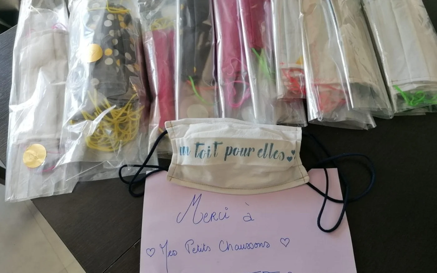 Masques de protection confectionnés par les bénévoles d’Un toit pour elles (avec l’aimable autorisation de l’association)
