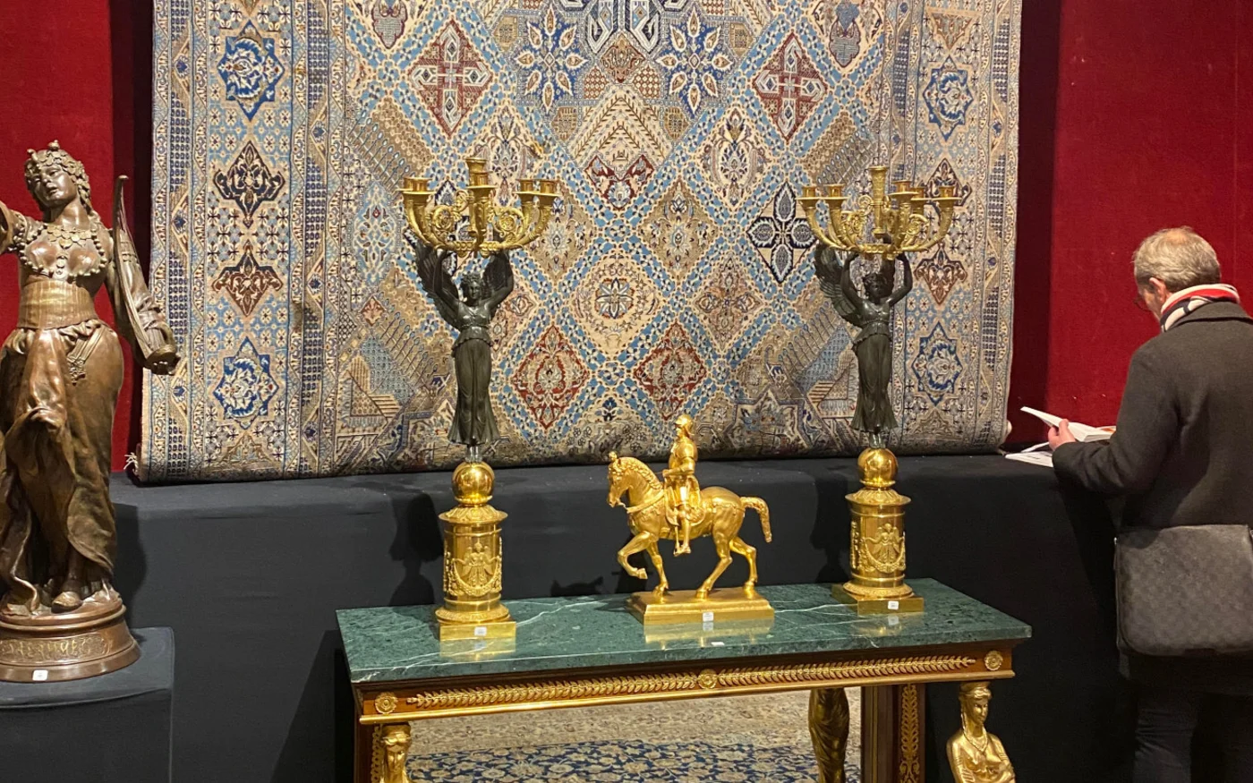 Du mobilier a été vendu pour un total de 1,6 millions d’euros par Ader rien que le premier jour de la vente aux enchères (Céline Martelet/MEE)