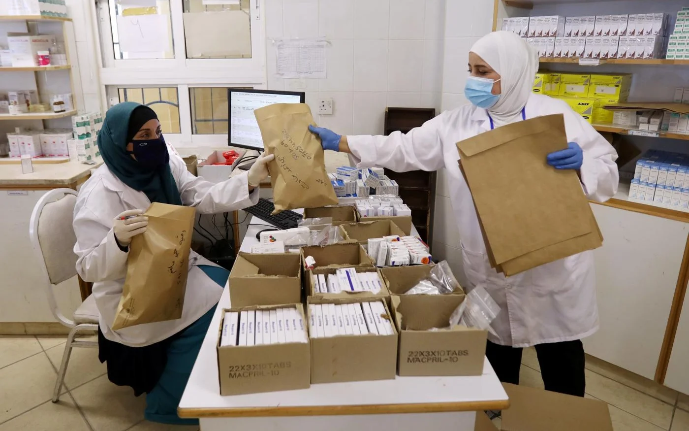 Le personnel de l'UNRWA prépare des médicaments à livrer aux réfugiés palestiniens, au camp d'Al-Wehdat, à Amman, 15 avril 2020 (Reuters)