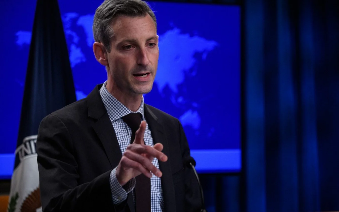 Le porte-parole du département d’État Ned Price s’exprime à Washington, le 25 février 2022 (AFP)