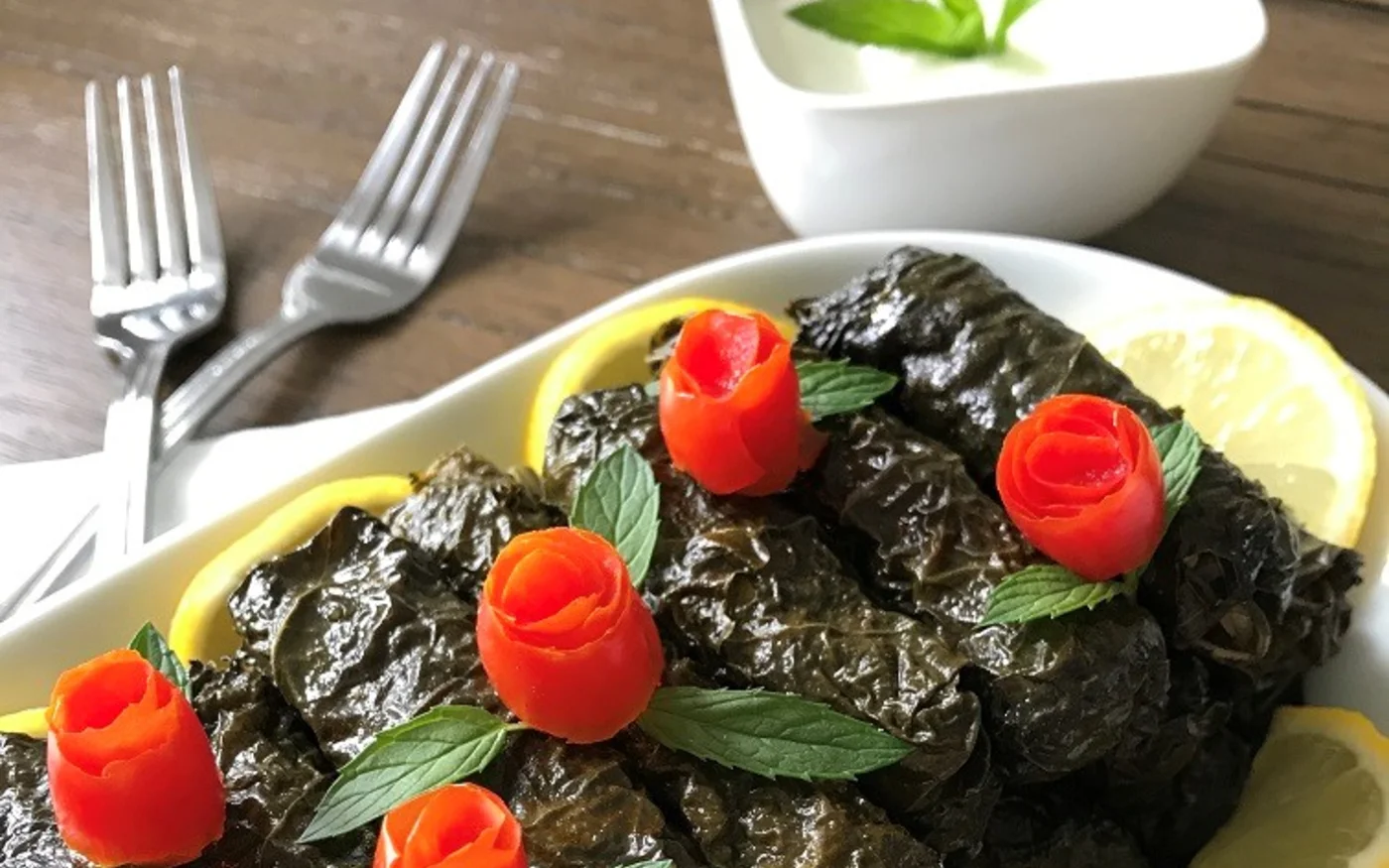 Les feuilles de vignes farcies peuvent être servies chaudes ou froid (@kitchnjoys/Instagram)