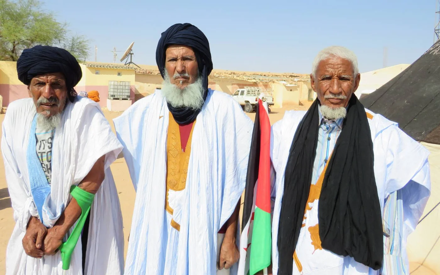 Trois réfugiés sahraouis dans le camp de Bojador, en Algérie (MEE/Daniel Hilton)