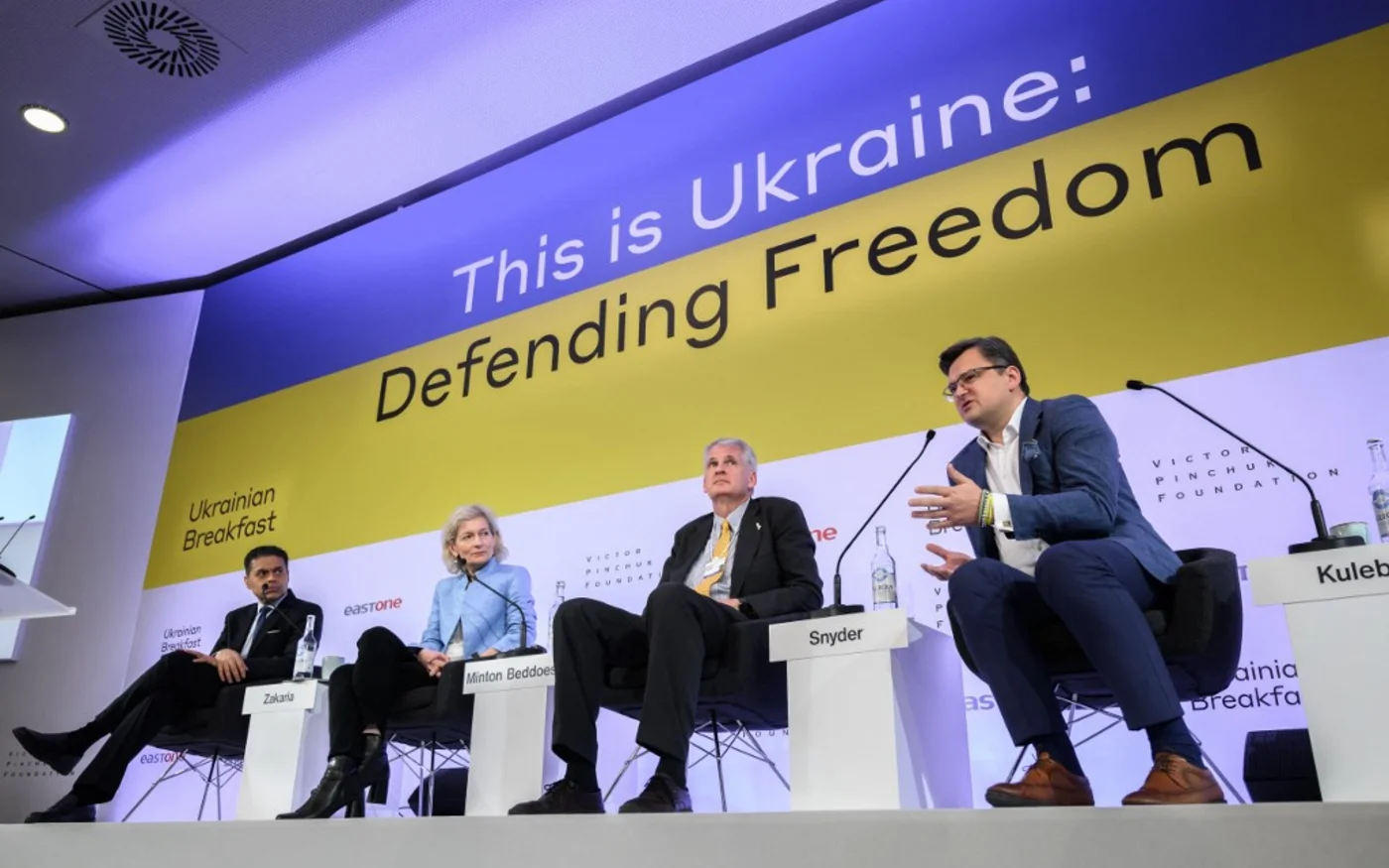 Discussion de panel lors d’un événement en marge du Forum économique mondial de Davos, en Suisse, le 25 mai 2022 (AFP)