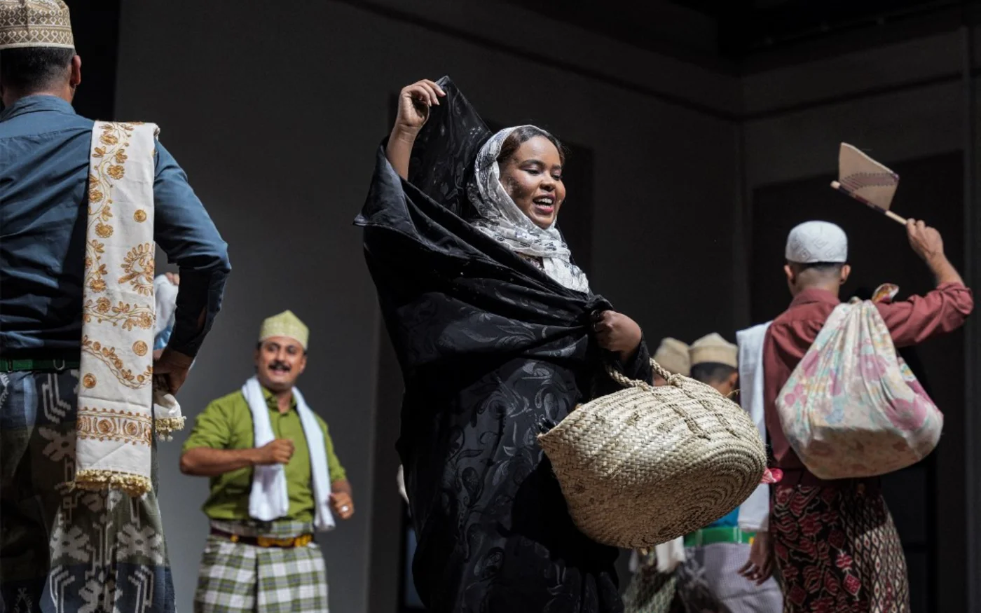 La troupe a été formée à distance via l’application Zoom pendant deux ans par le théâtre du Globe de Londres et le Volcano Theatre au Pays de Galles (AFP/Saleh al-Obeidi)