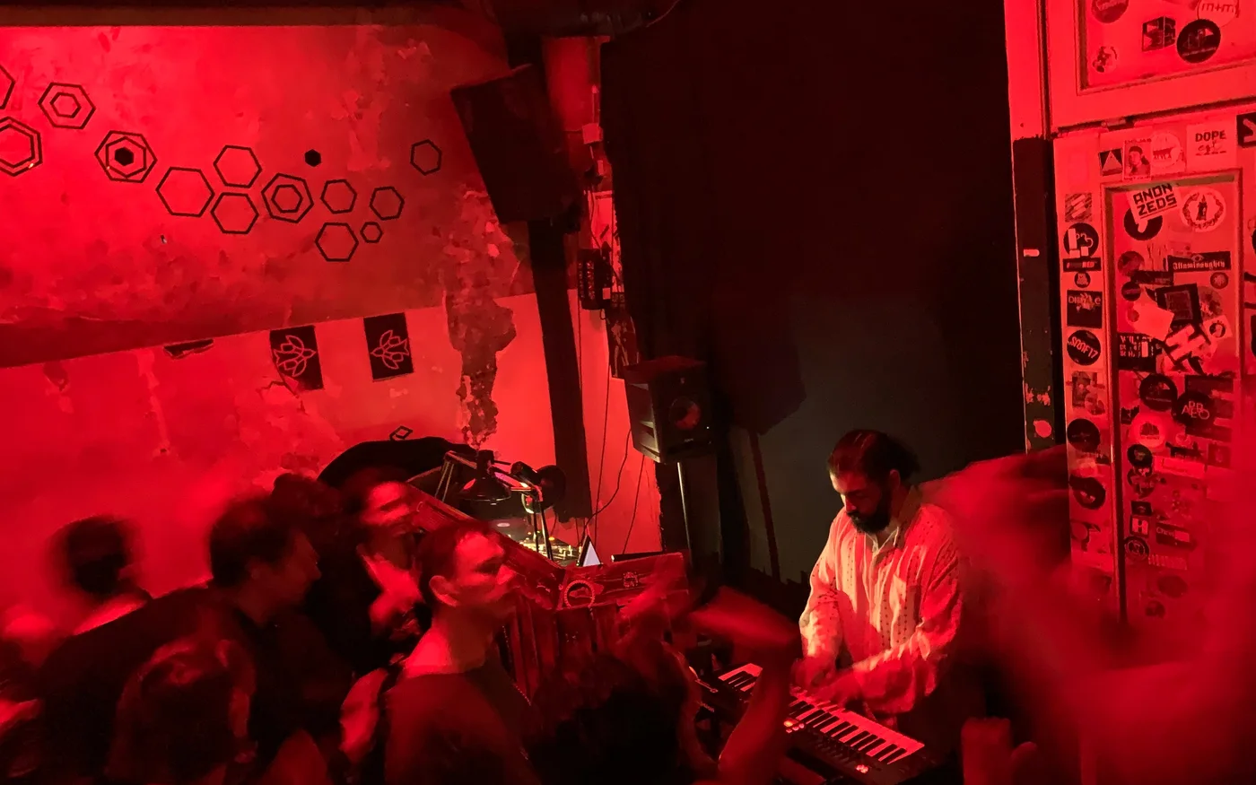 Des fêtards participent à une soirée club à AL.Berlin (MEE/Matt Unicomb)