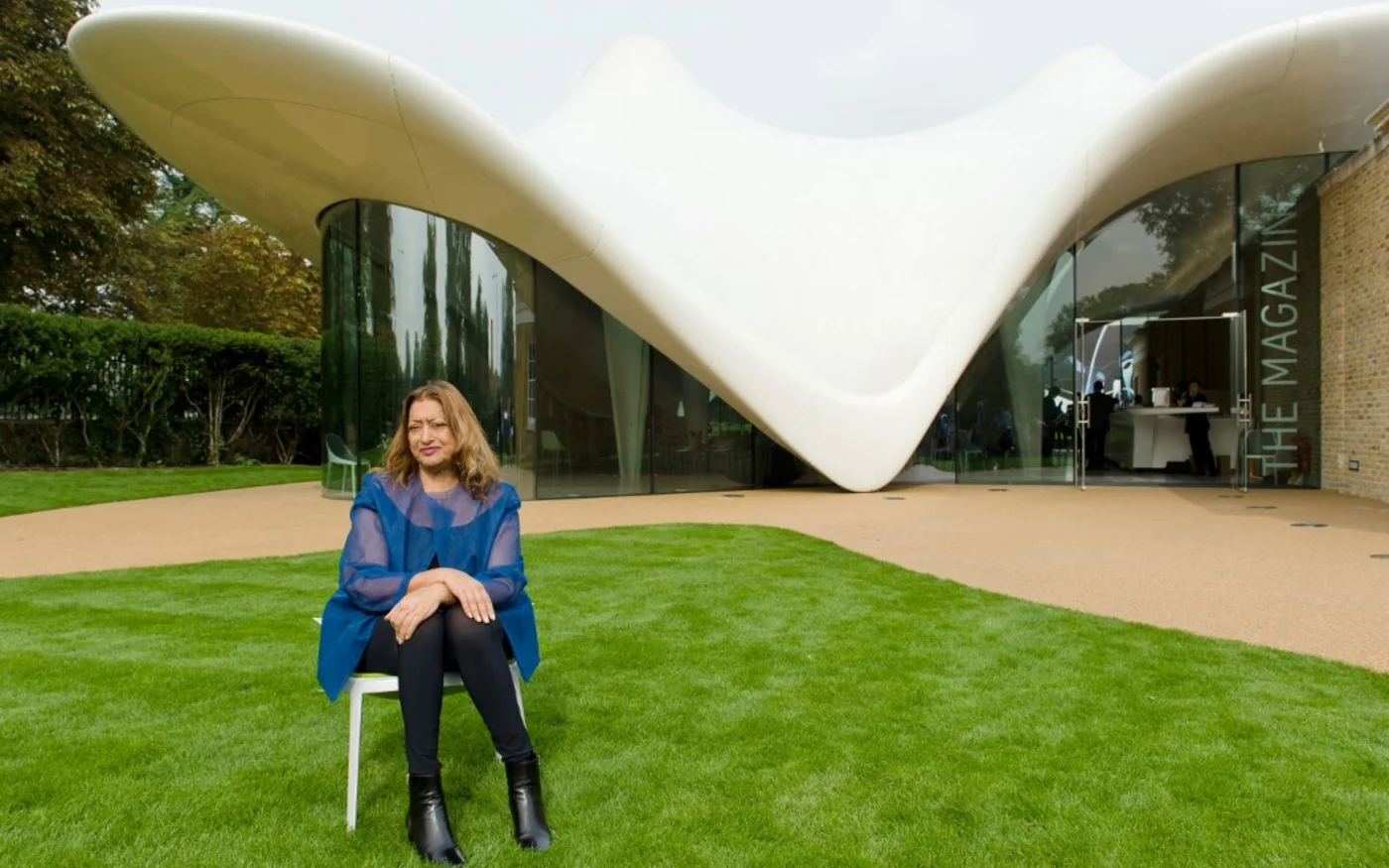 Zaha Hadid devant la Serpentine Gallery à Londres le 25 septembre 2013 (AFP)