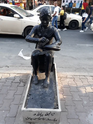 A sculpture of Arin Jando, a 13 years old girl from Kobane town of North Syria who was displaced due to ISIS attacks on the town, and has  taken refuge in Sulaimaniya (Dana Taib Menmy)