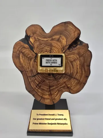 A golden pager given to Donald Trump by Benjamin Netanyahu to commemorate the attack (Israeli government)