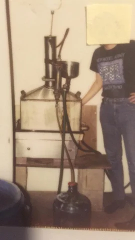 Un travailleur d’Aramco pose avec un alambic domestique (fournie)