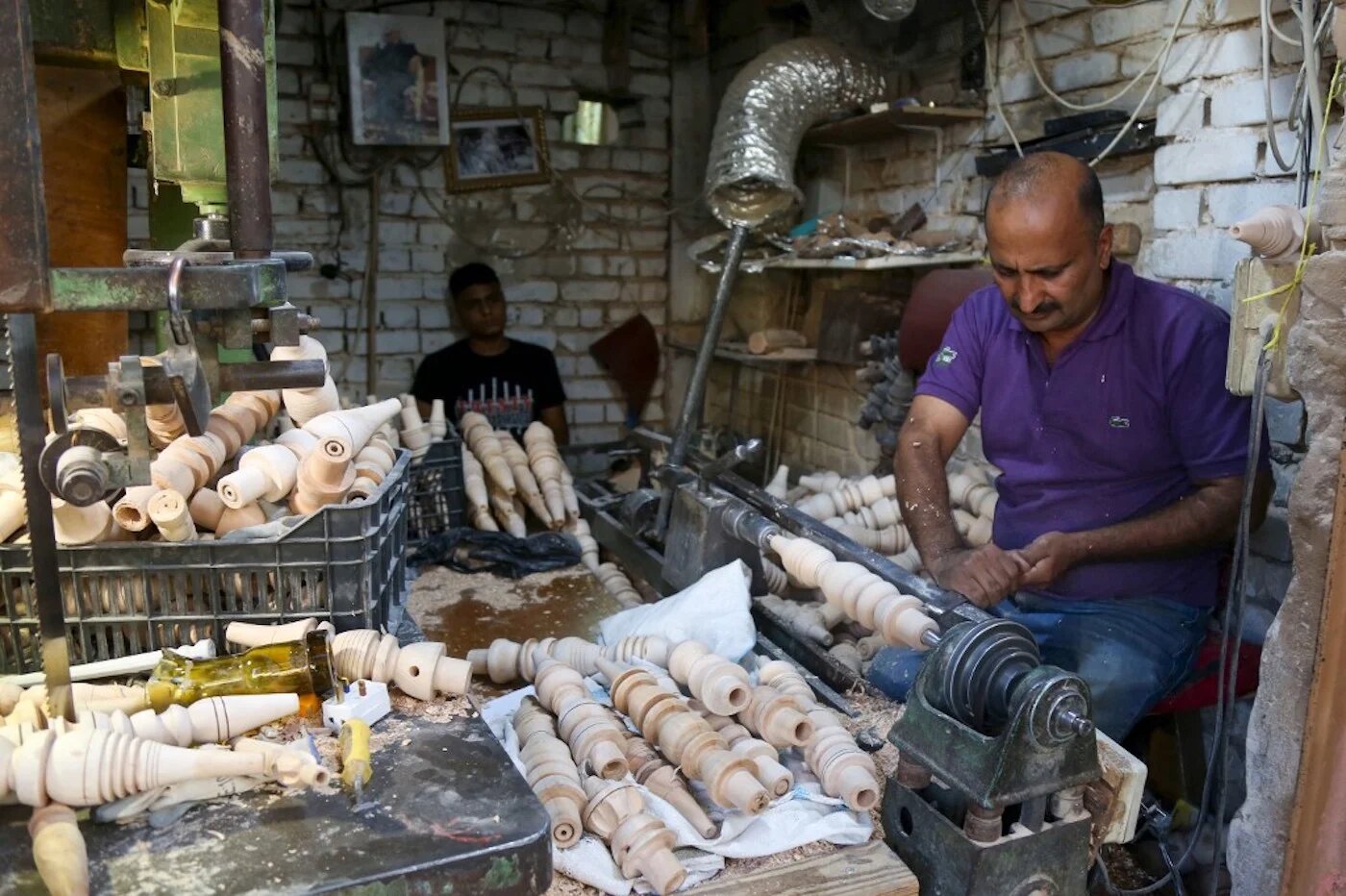 Fabrication de narguilés en bois à Kerbala (AFP)