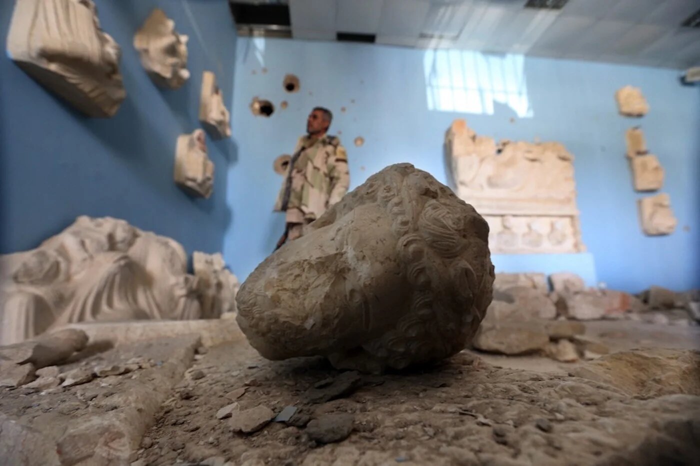 À l’intérieur du musée de Palmyre, le 31 mars 2016, après la reprise de la ville par les forces syriennes soutenues par Moscou, AFP