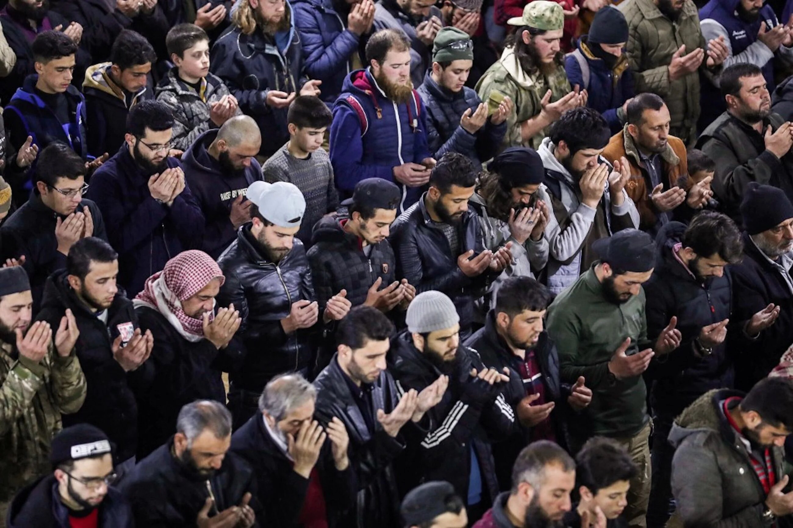 SYRIE. Prières du soir, appelées tarawih, après la rupture du jeûne, dans une mosquée d’Idleb, ville du nord-ouest de la Syrie, le 13 avril 2021 (AFP)