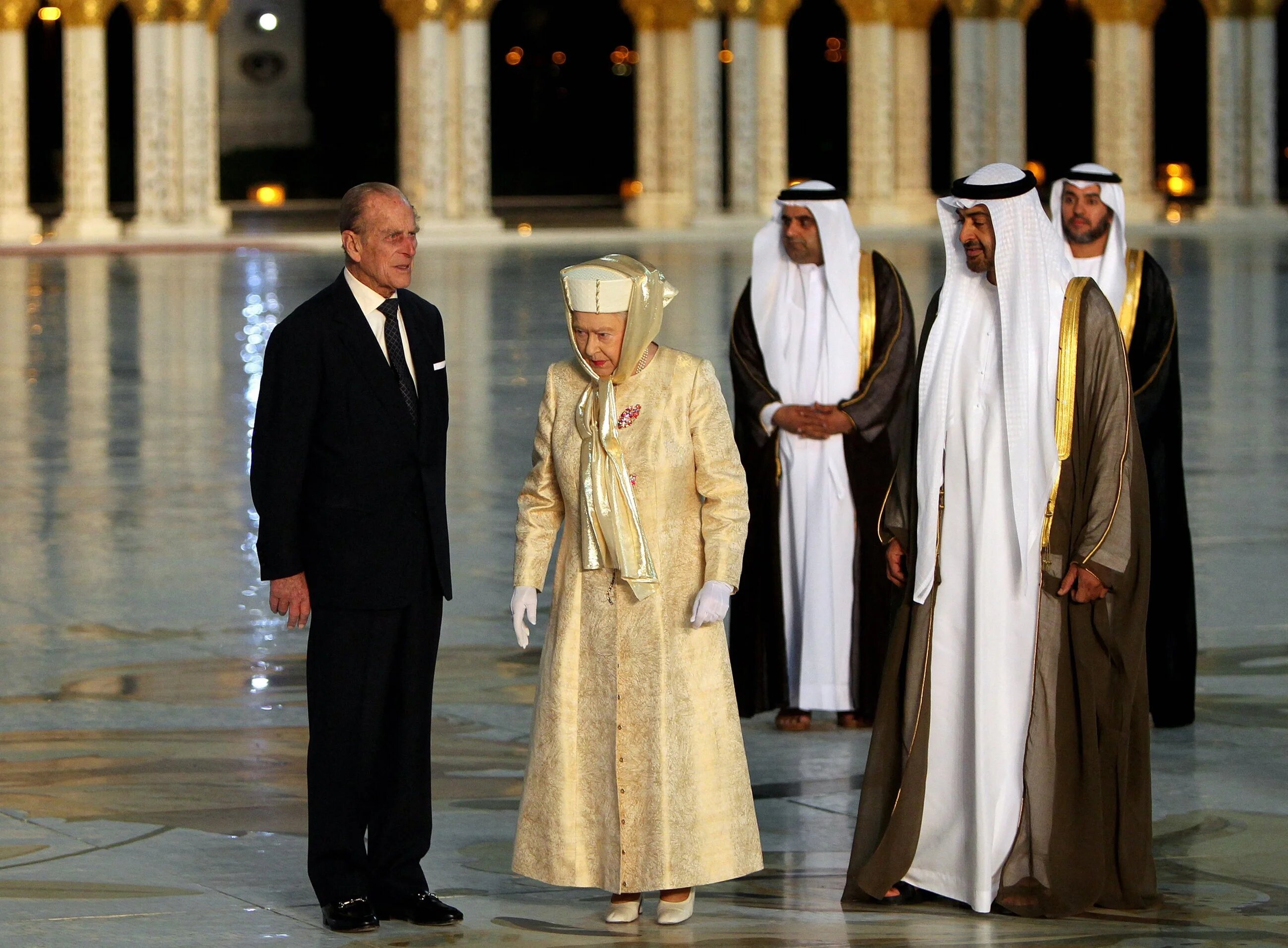 La reine Elizabeth II et son mari le prince Philip aux côtés du prince héritier d’Abou Dabi, le cheikh Mohammed ben Zayed al-Nahyan, à leur arrivée pour visiter la grande mosquée Cheikh Zayed dans la capitale émiratie en novembre 2010 (AFP)