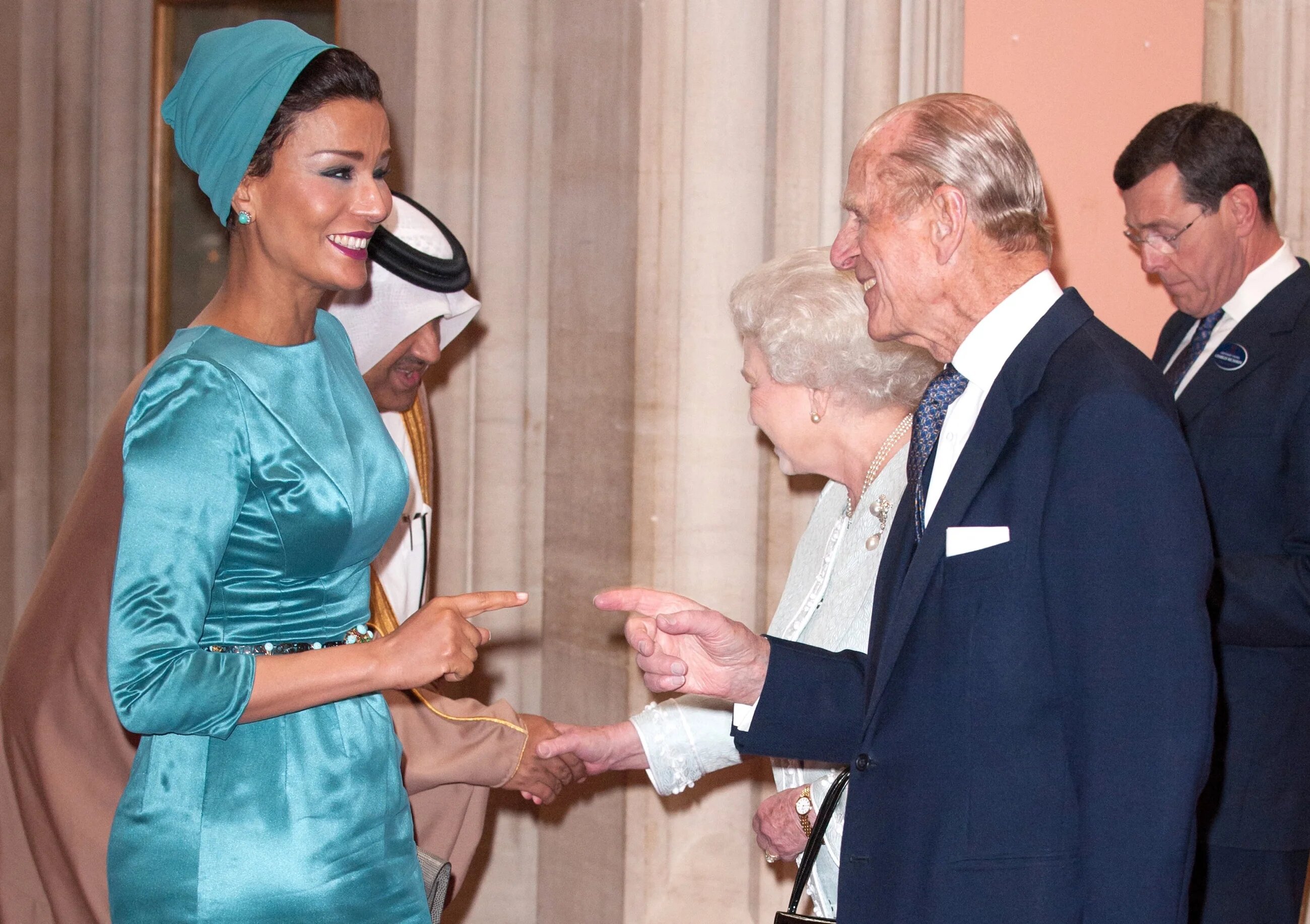 L’ancienne Première dame du Qatar, cheikha Mozah bint Nasser al-Missned, plaisante avec le prince Philip à son arrivée pour un déjeuner pour les souverains, organisé en l’honneur du jubilé de diamant de la reine Elizabeth II au château de Windsor en mai 2012 (AFP)