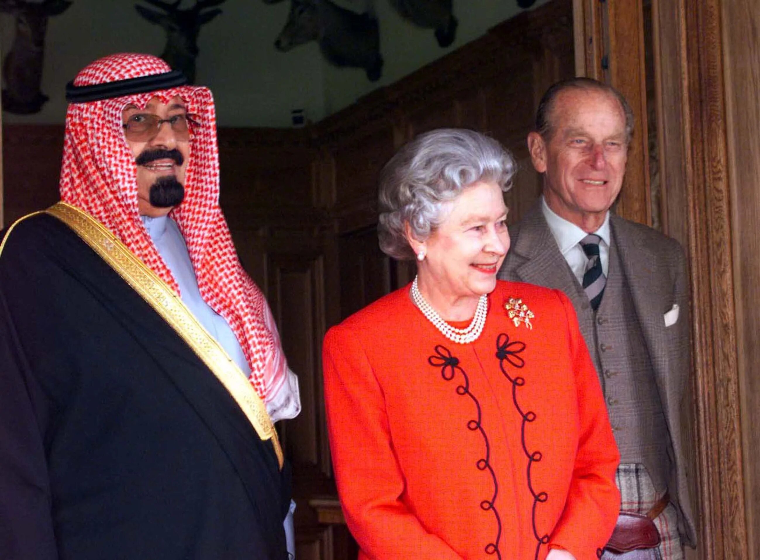 La reine et le duc d’Édimbourg se tiennent aux côtés du prince héritier d’Arabie saoudite, le prince Abdallah ben Abdelaziz al-Saoud (à gauche) après un déjeuner au château de Balmoral en septembre 1998 (AFP)