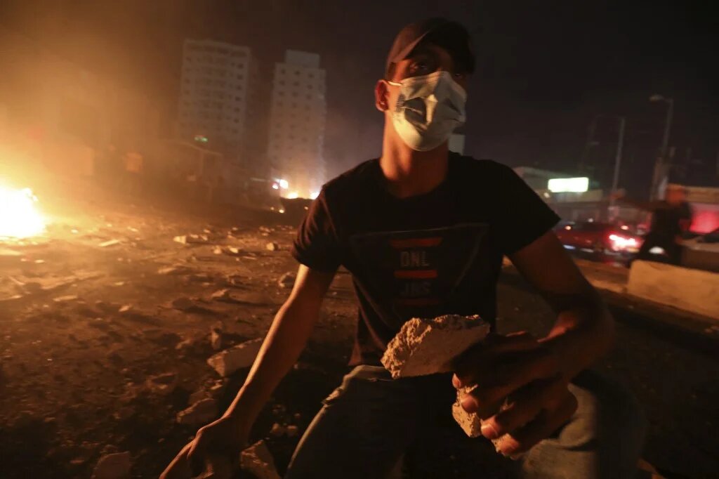 Dans la soirée de lundi, les Palestiniens ont manifesté dans plusieurs villes de Cisjordanie occupée, comme Ramallah, Naplouse, Hébron et au check-point de Qalandia (AFP)
