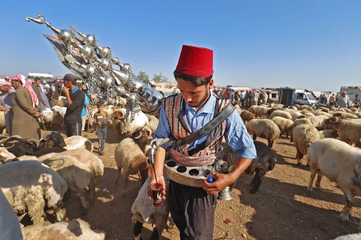Un Syrien vend du thé et du café sur un marché aux bestiaux, à la périphérie de Maaret Misrin, dans la province d’Idleb, au nord-ouest du pays, le 16 juillet 2021 (AFP/Abdulaziz Ketaz)