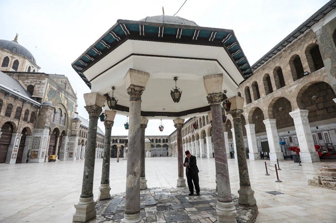 Mohammad Ali al-Sheikh, le plus âgé des muezzins qui appellent les musulmans à la prière, vérifie sa montre à la Grande Mosquée des Omeyyades de Damas (AFP)