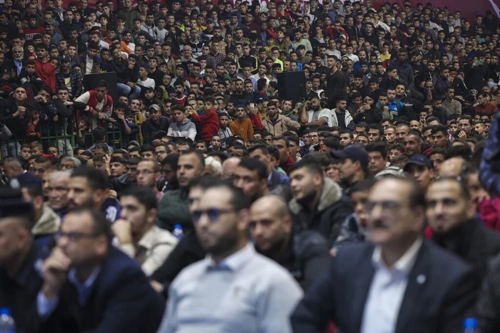 Dans l’enclave de Gaza, des milliers de Palestiniens se sont rassemblés afin de suivre la rencontre. À l’issue de la rencontre, ils ont largement célébré la qualification marocaine (AFP/Mohamed Abed) 