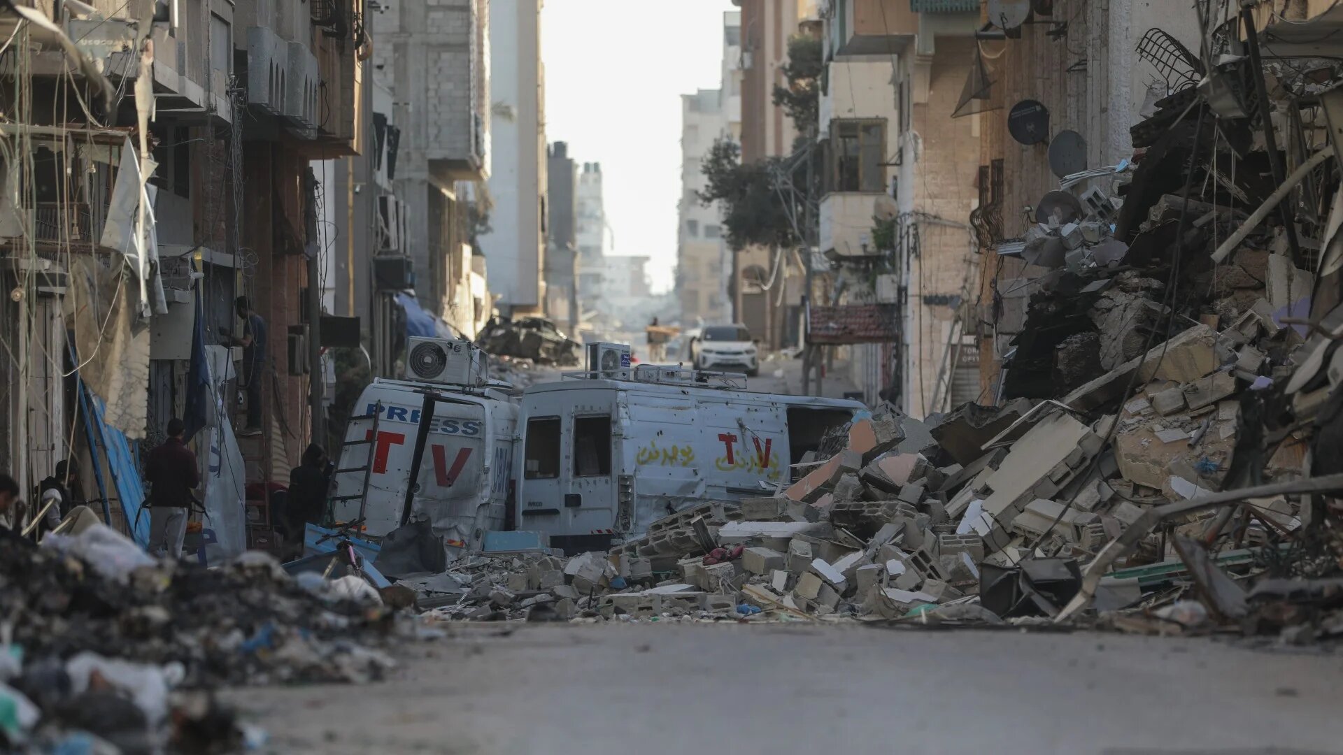 Several of the roads surrounding al-Shifa hospital are impassable due to destroyed vehicles and fallen debris (MEE/Mohammed al-Hajjar)