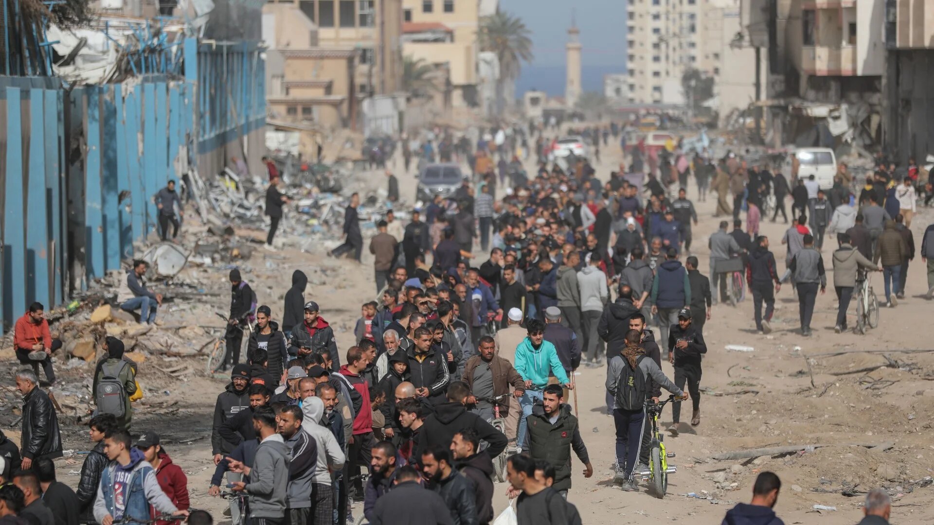 Palestinians inspect the damage on their neighbourhood in Gaza City (MEE/Mohammed al-Hajjar)
