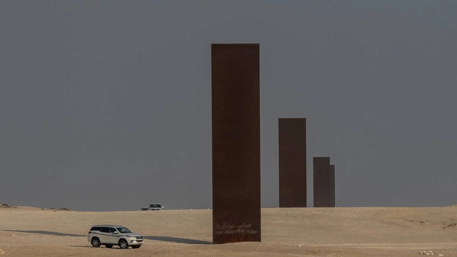 L’installation artistique de Richard Serra dans la réserve naturelle de Brouq, à une heure en voiture à l’ouest de Doha au Qatar (AFP)
