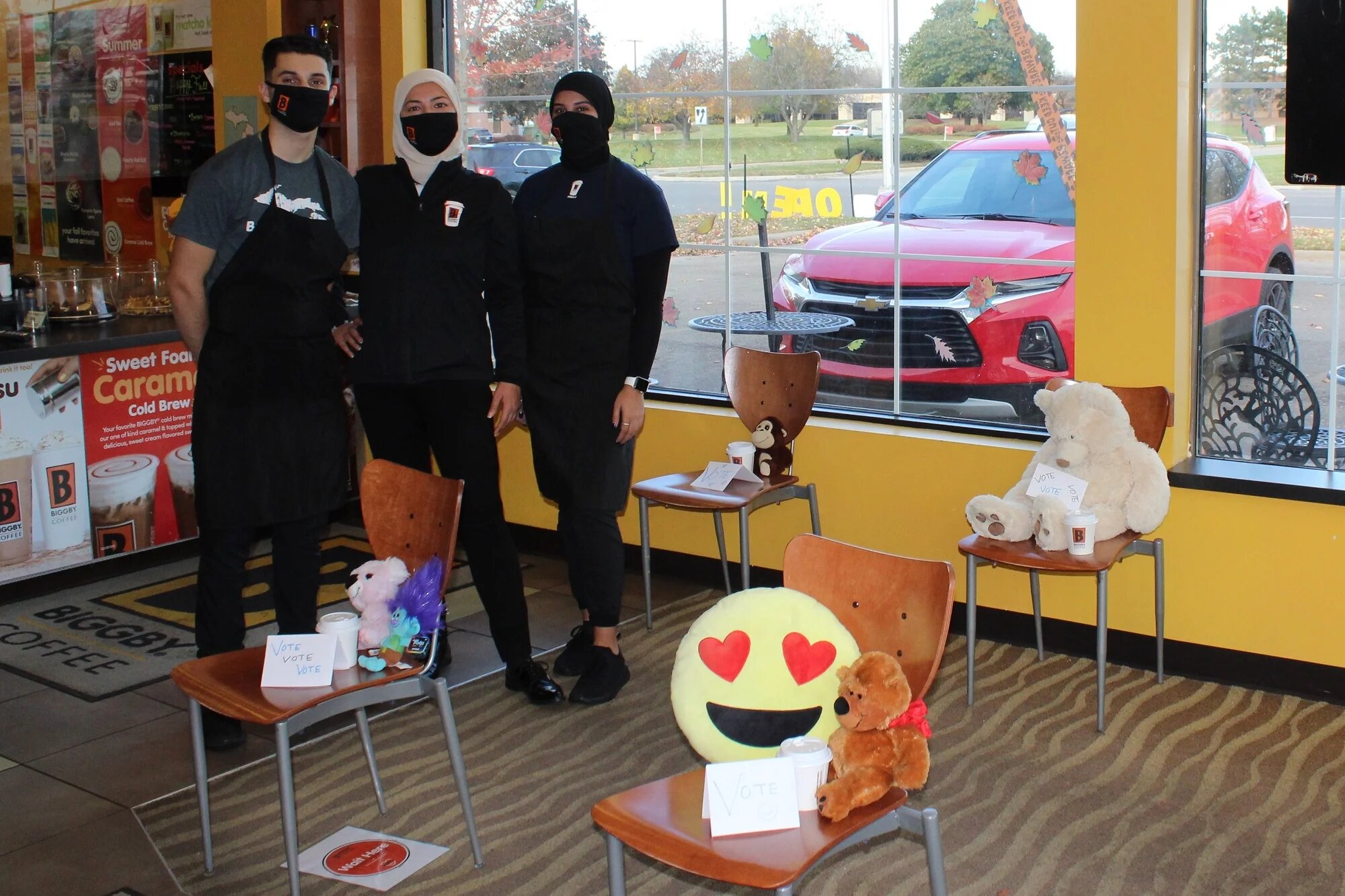 Killoud Dabaja (au centre) de Dearborn tente de créer un « espace heureux » pour la communauté de son café (MEE/Ali Harb)