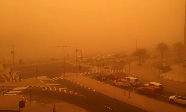 Des vents violents transportant du sable s’abattent sur les Émirats arabes unis, en 2015 (AFP)