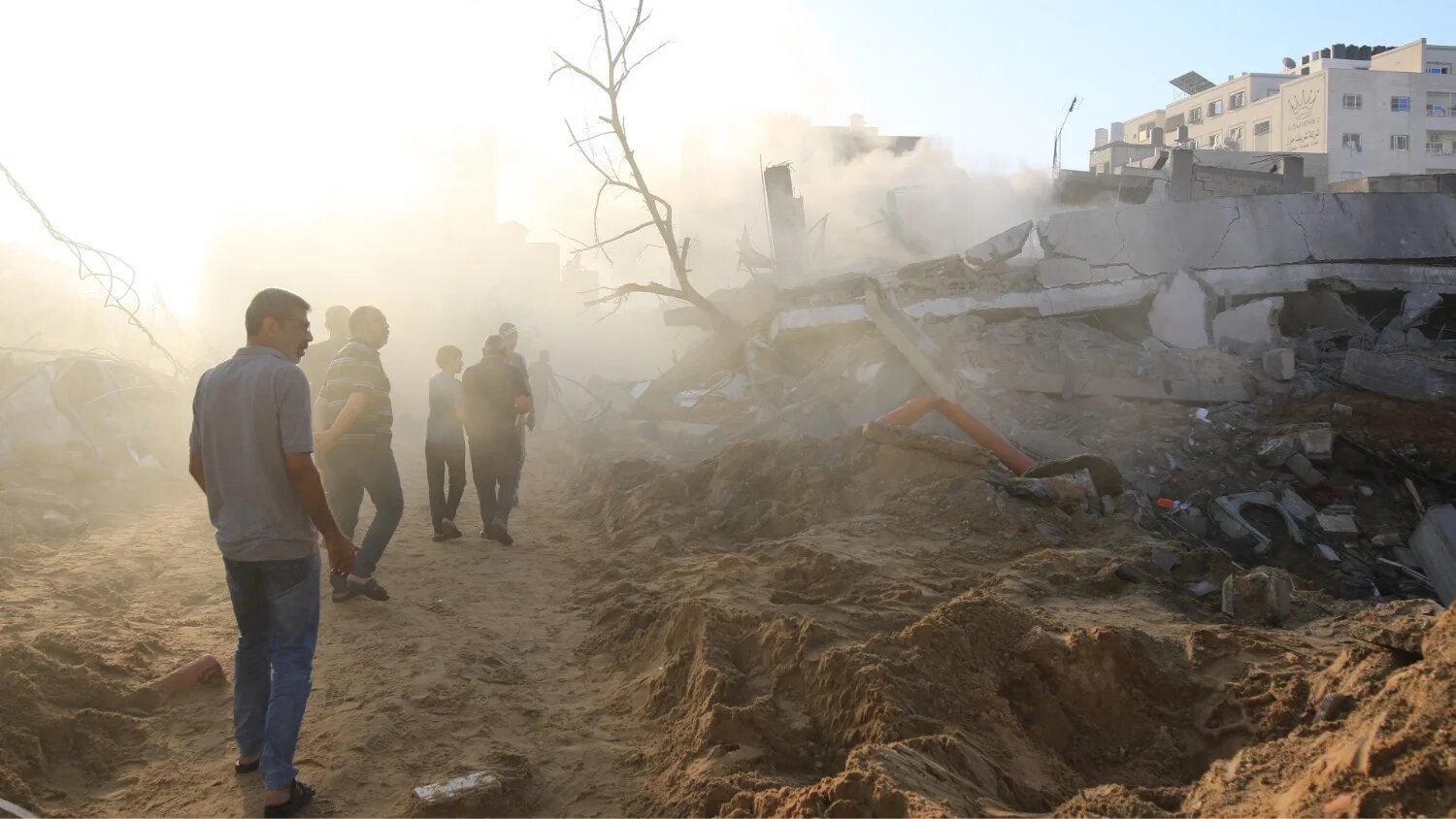 Des habitants du nord de la bande de Gaza se mobilisent pour porter secours après de nouvelles frappes (MEE/Mohammed Hussein)