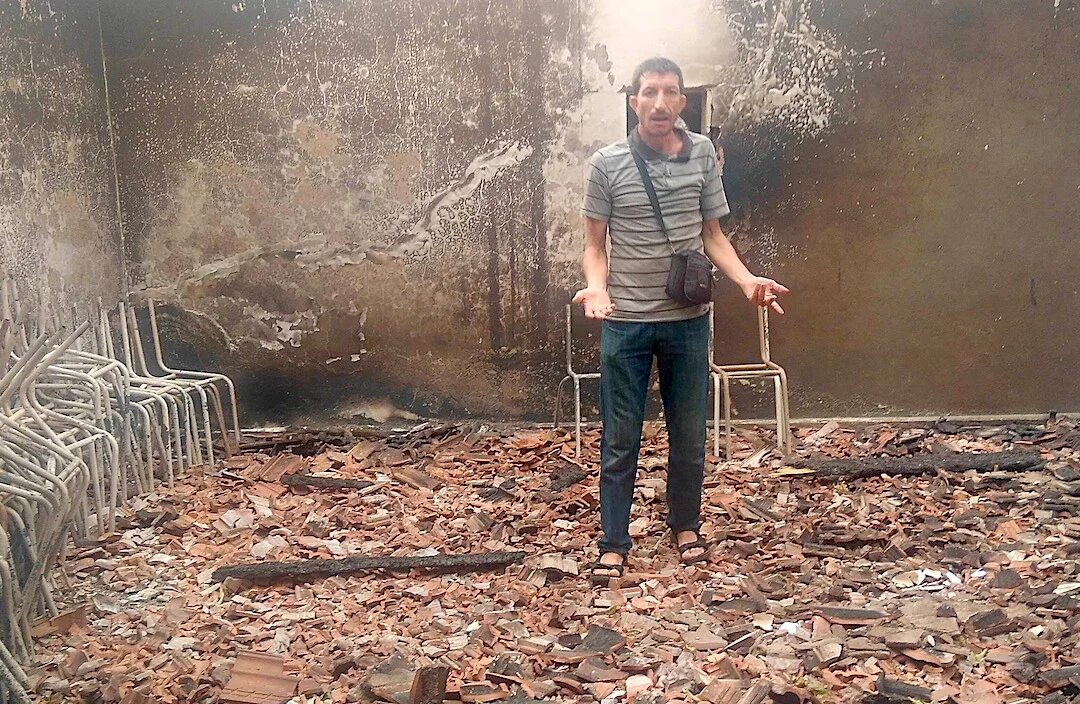 Abdelaziz Chibane a perdu ses deux neveux, sa belle-sœur, sa sœur et ses cousins, dans un feu de forêt qui a attaqué son village en pleine nuit (MEE/Ali Boukhlef)