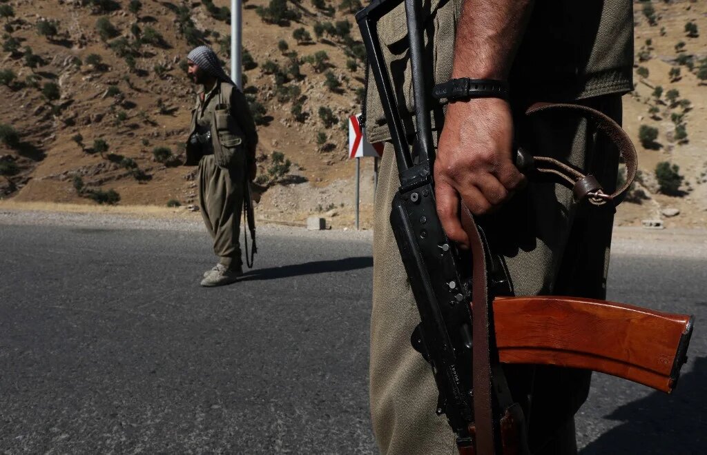 Membres du Parti des travailleurs du Kurdistan (PKK) sur une route dans les montagnes Qandil, le siège du PKK dans le nord de l’Irak, le 22 juin 2018 (AFP/Safin Hamed)
