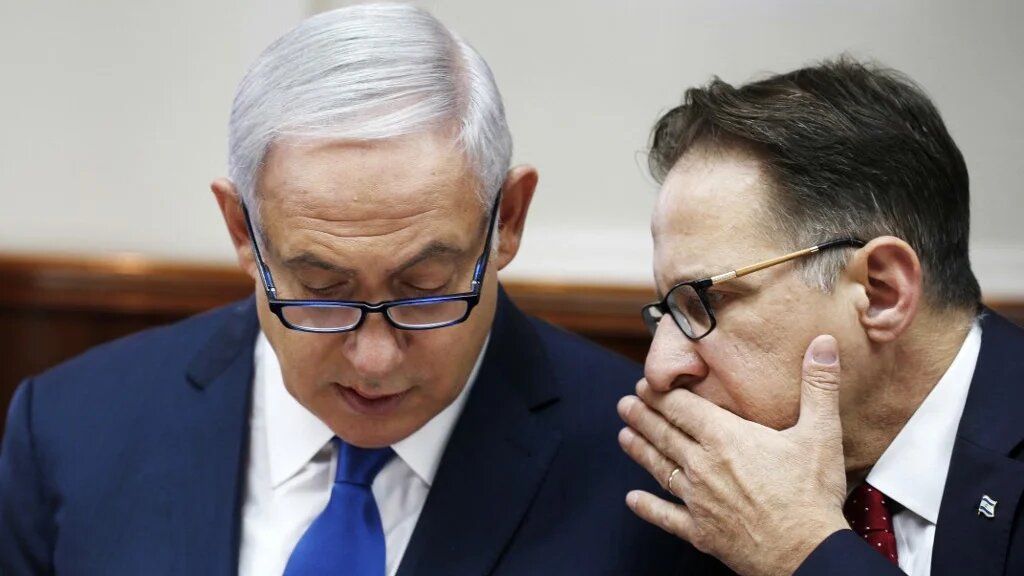 Tzachi Braverman (R) speaks to Israeli Prime Minister Benjamin Netanyahu as they attend the weekly cabinet meeting.