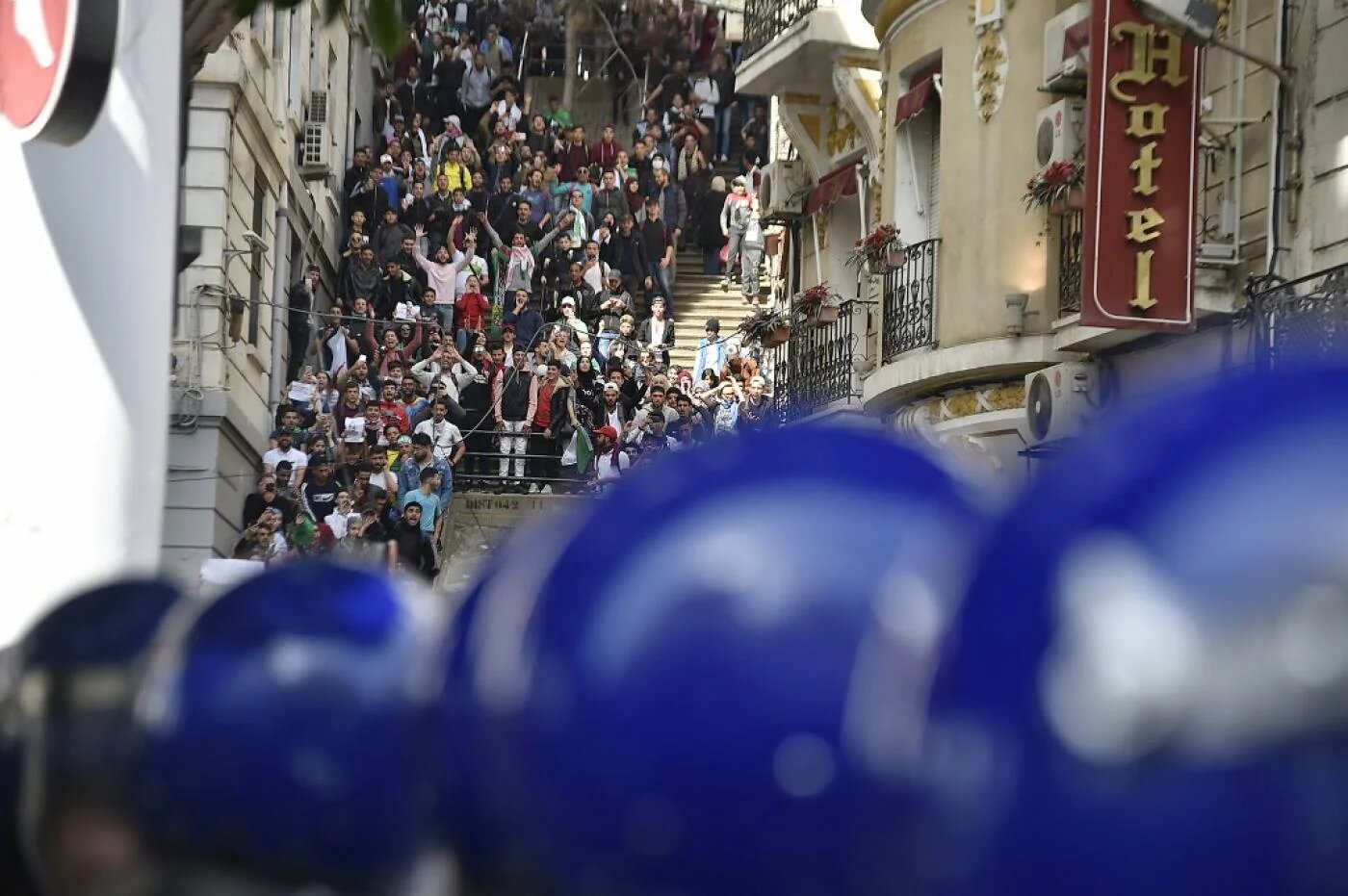 Les forces de sécurité algériennes face aux contestataires pendant une manifestation à Alger, en mars 2019 (AFP)