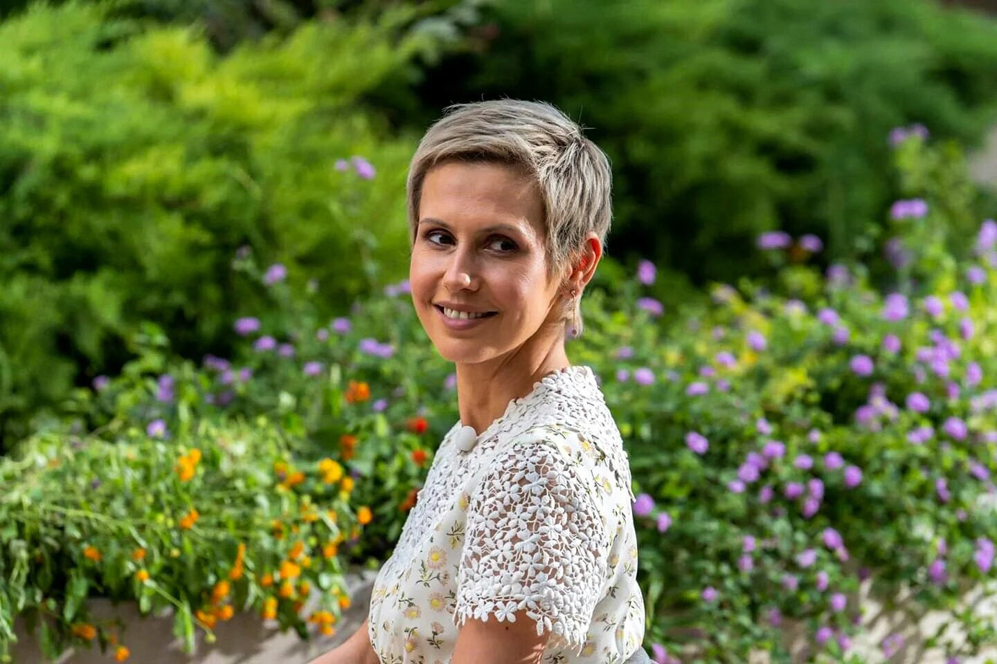 Une photo distribuée par la page Facebook de la présidence syrienne, le 3 août 2019, montre la première dame Asma al-Assad. La première dame syrienne a annoncé dans une interview télévisée qu’elle était « totalement » guérie du cancer du sein après un an de traitement