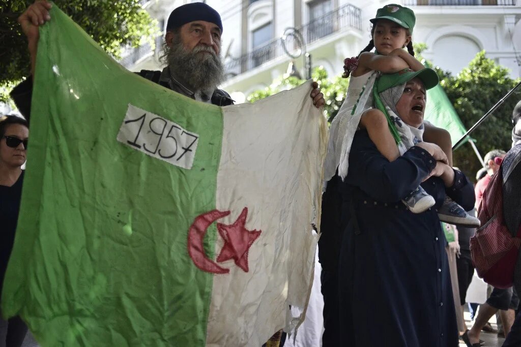 « La réappropriation des symboles et de la mémoire sociale de la guerre d’indépendance est l’un des aspects les plus impressionnants du hirak » — Jamed Mc Dougall (AFP)
