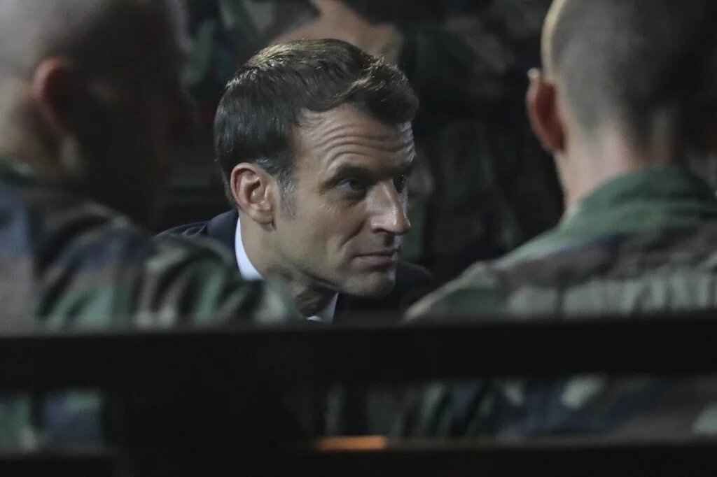 Emmanuel Macron rencontre les militaires de la force Barkhane en Côte d’Ivoire, le 20 décembre 2019 (AFP)