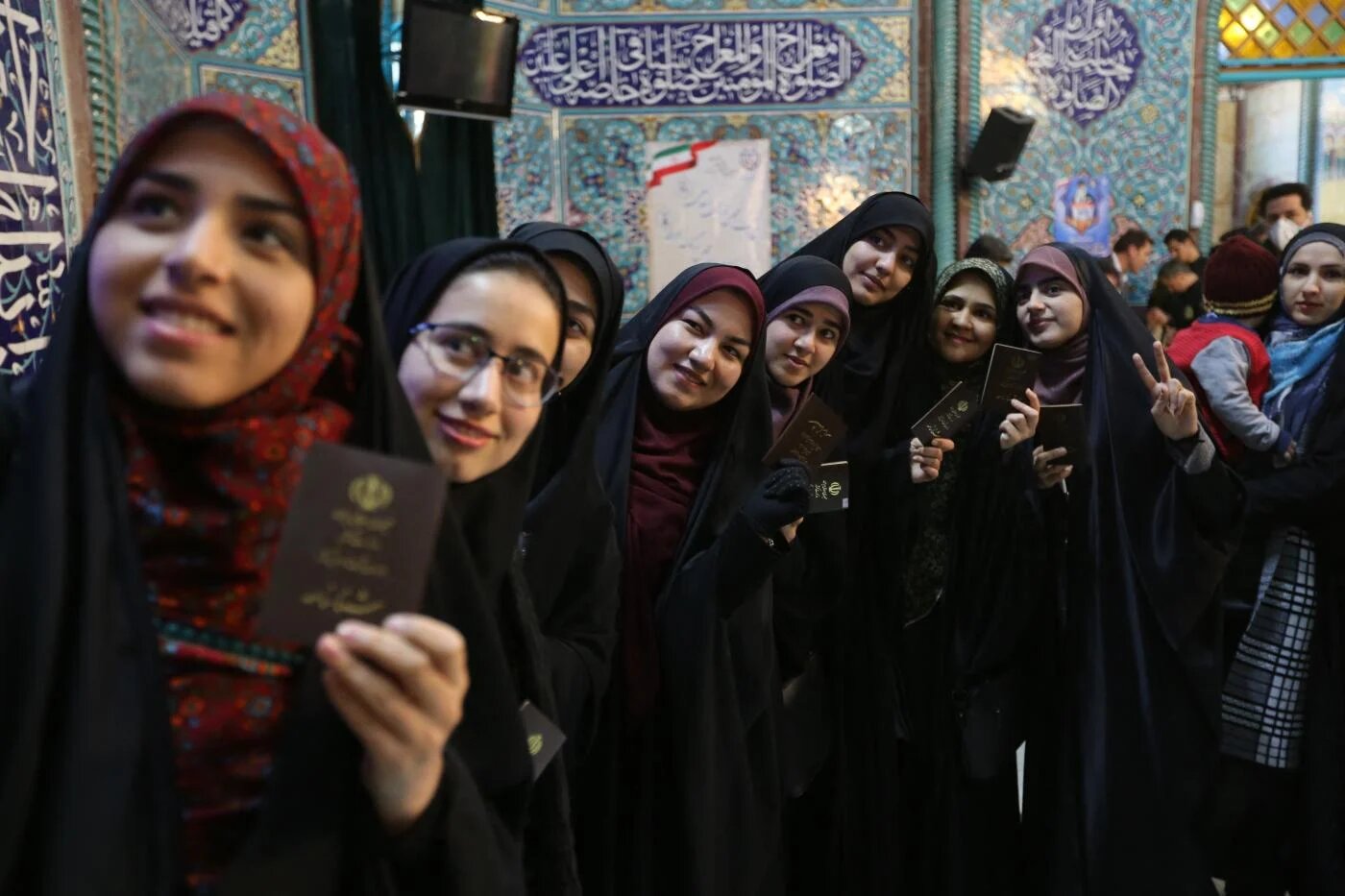 Des Iraniennes font la queue avant de voter aux législatives dans un bureau de vote à Téhéran, le 21 février 2020 (AFP)