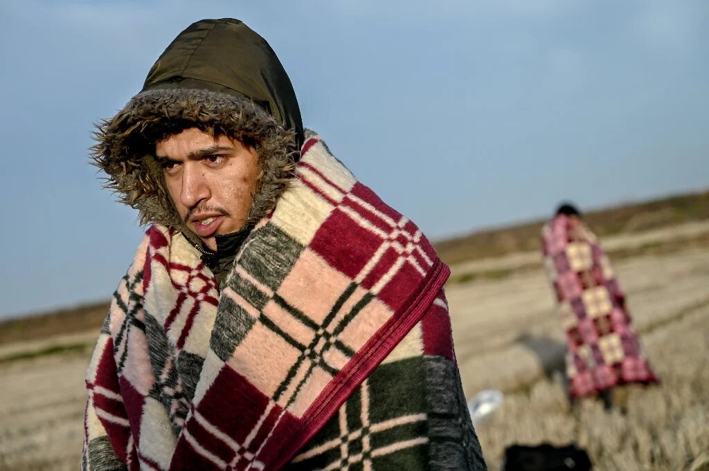 Un migrant attend près de la rivière Evros, près d’Edirne, dans le nord-ouest de la Turquie, pour prendre un bateau vers la Grèce, le 3 mars 2020 (AFP/Ozan Kose)