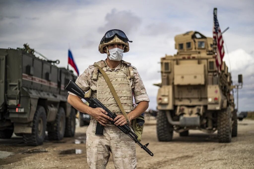 Un policier militaire russe sur l’autoroute M4 qui, selon l’accord, serait conjointement contrôlé par les Turcs et les Russes (AFP/Delil Souleiman)