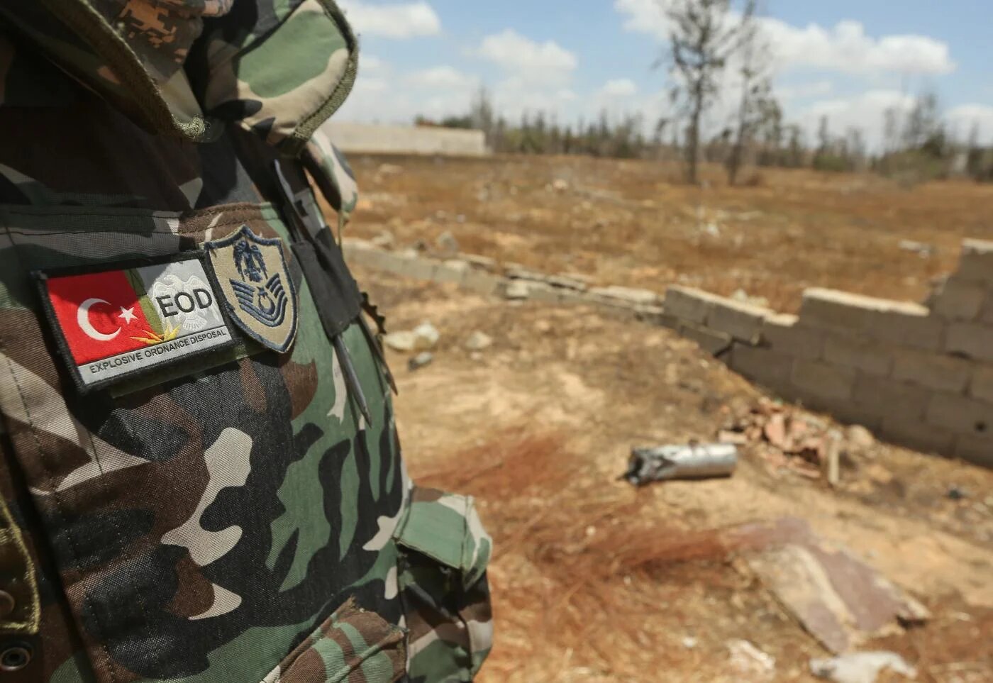 Un démineur turc participe à l’enlèvement de munitions non explosées dans la région de Salah al-Din, au sud de la capitale libyenne Tripoli, le 15 juin (AFP)