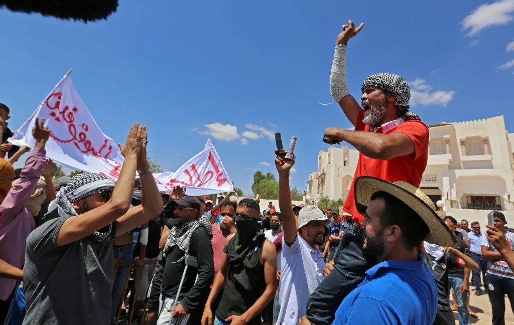 Manifestation le 23 juin 2020 à Tataouine pour protester contre l’arrestation des chômeurs (AFP)