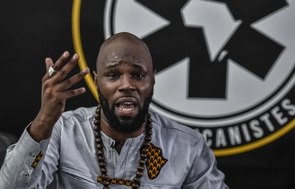 Depuis 2017, avec son ONG Urgences panafricanistes, qui veut lutter contre le néocolonialisme français, Kemi Seba dénonce le franc CFA et le manque de souveraineté monétaire qui touche les pays utilisant cette devise, à travers des manifestations politiques dans l’ensemble des pays d’Afrique francophone (AFP/Stéphane de Sakutin)