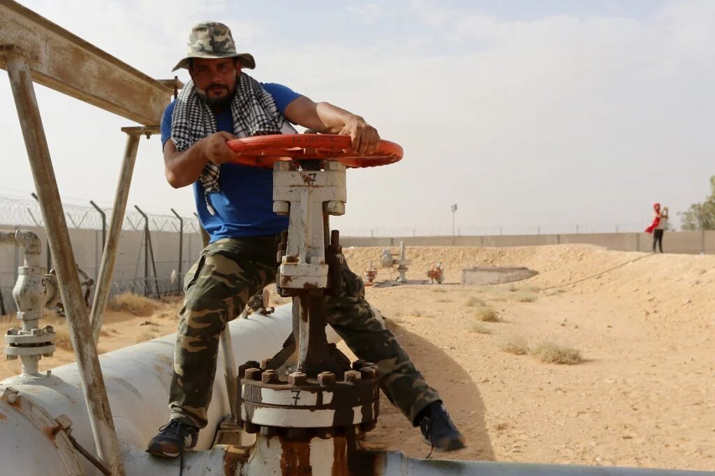Des manifestants tunisiens bloquent un site de production de pétrole à El Kamour, dans le sud du pays, le 16 juillet 2020 (AFP)