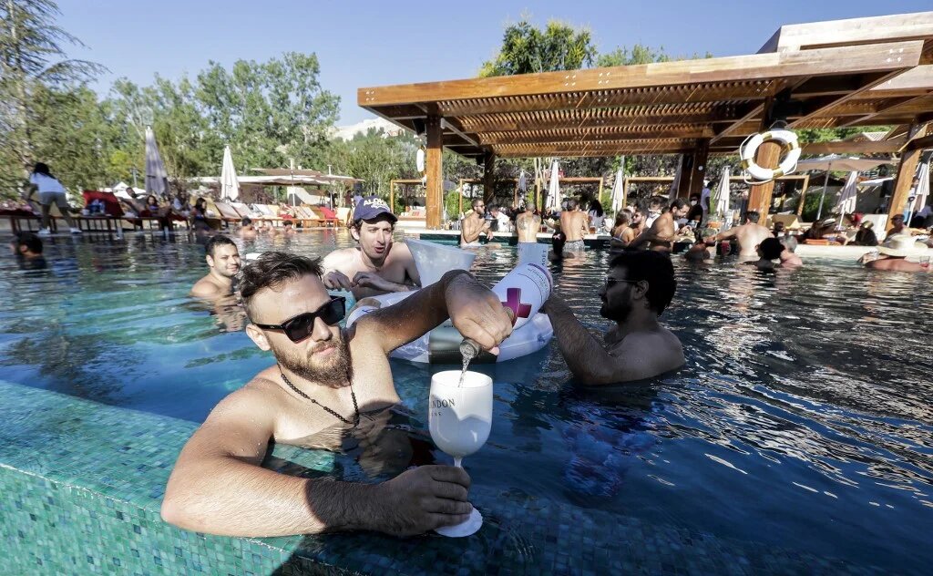 « L’atmosphère à Beyrouth est devenue pesante et déprimante », témoigne une des clientes du club privé de Faqra (AFP)