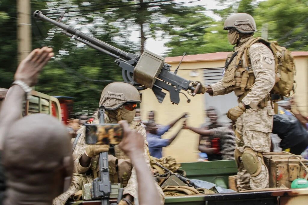 Des soldats maliens défilent à leur arrivée en véhicule militaire sur la place de l’indépendance à Bamako, le 18 août 2020, après l’arrestation du président malien Ibrahim Boubacar Keïta (AFP)