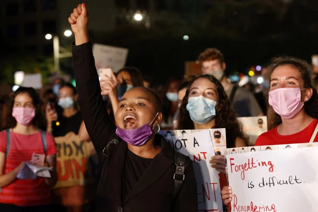 Manifestantes à Tel-Aviv dénonçant le viol collectif de l’adolescente à Eilat, le 23 août (AFP)