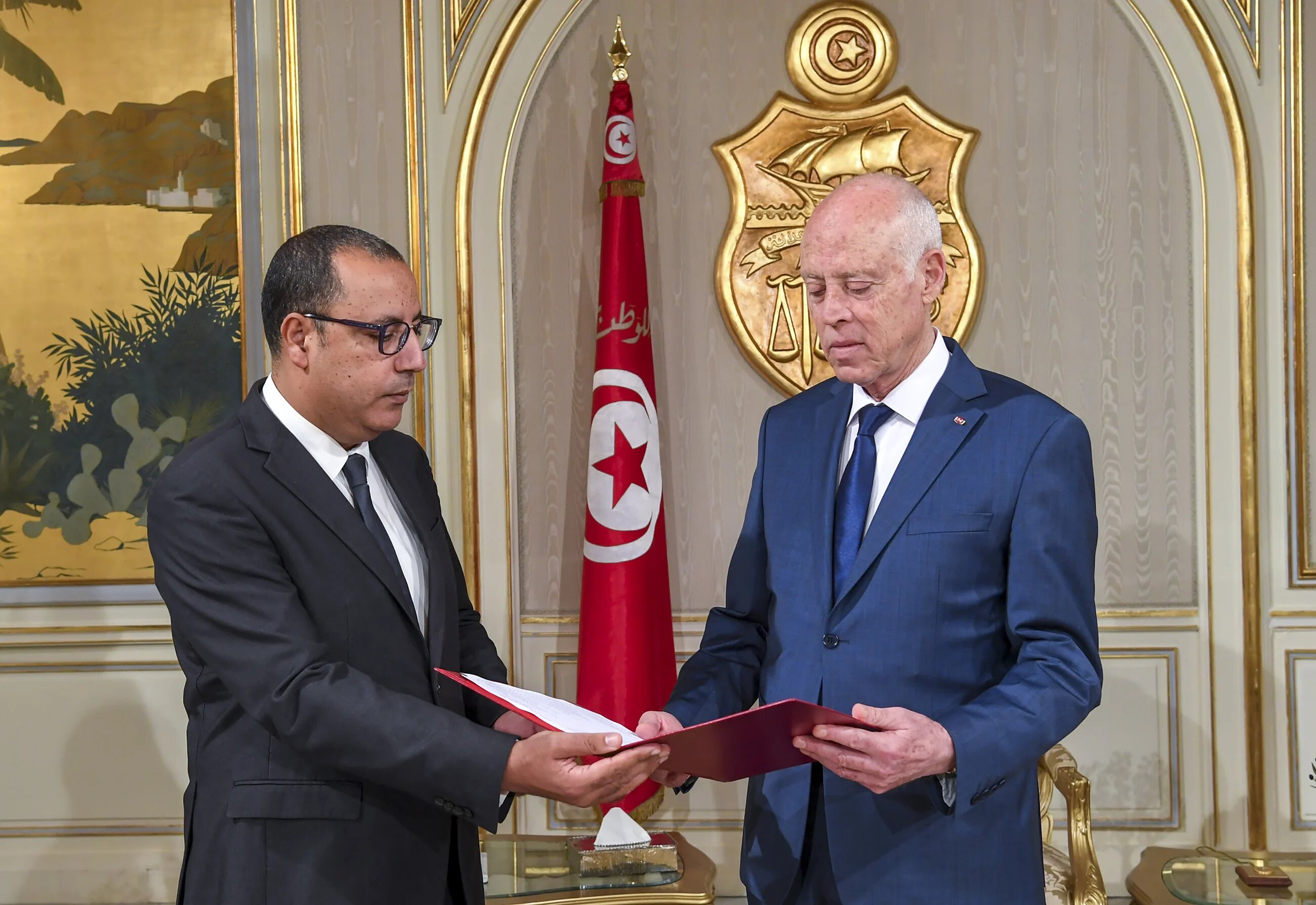 Le recadrage de Hichem Mechichi est la dernière bataille de la guerre que livre Kais Saied à la majorité parlementaire composée d’Ennahdha, de Qalb Tounes et d’al-Karama (AFP)
