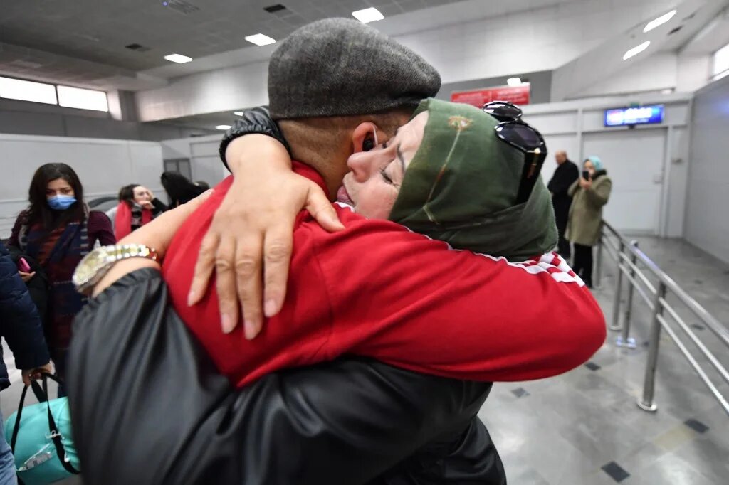 Un étudiant tunisien évacué d’Ukraine arrive à l’aéroport Tunis-Carthage le 1er mars 2022 (AFP/Fethi Belaid)