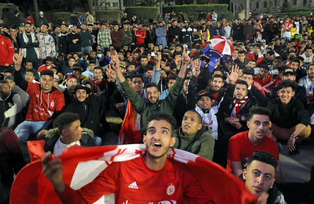 Le 17 avril dernier, des milliers de supporters des deux clubs de Tripoli se sont rassemblés afin de regarder sur écran géant le match aller du quart de finale de la CAF (AFP/Mahmoud Turkia)